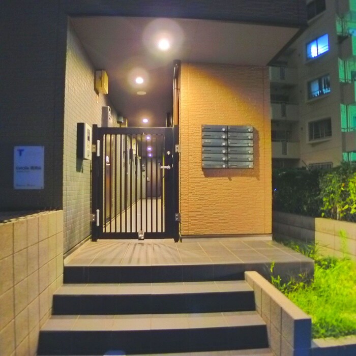 物件外観写真3　(エントランス部分)