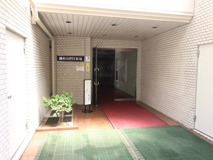 物件外観写真3　(エントランス部分)