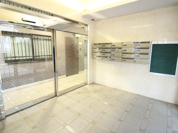 物件外観写真5　(エントランス部分)