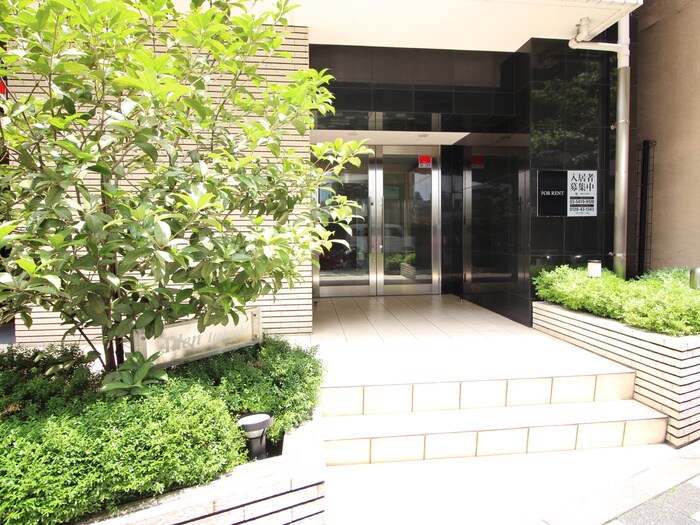 物件外観写真2　(エントランス部分)