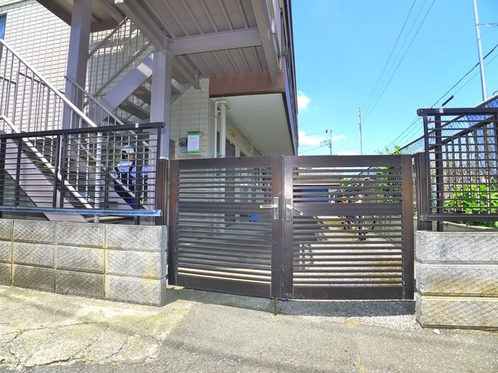 物件外観写真3　(エントランス部分)