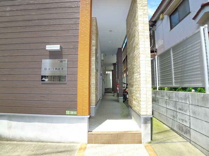 物件外観写真4　(エントランス部分)