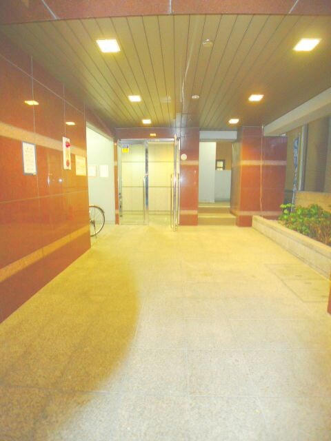 物件外観写真2　(エントランス部分)