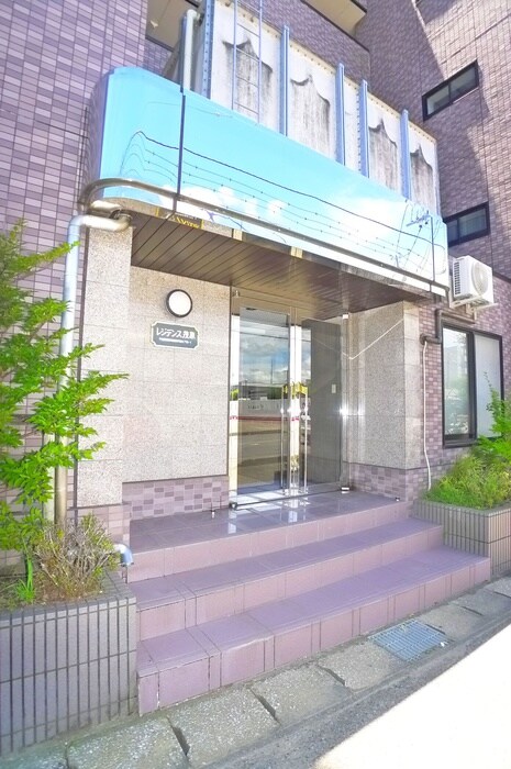 物件外観写真4　(エントランス部分)
