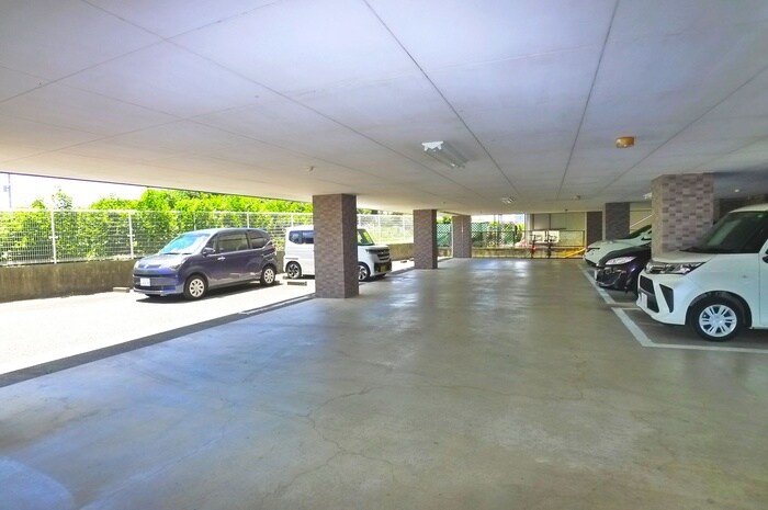 物件外観写真6　(駐車場)