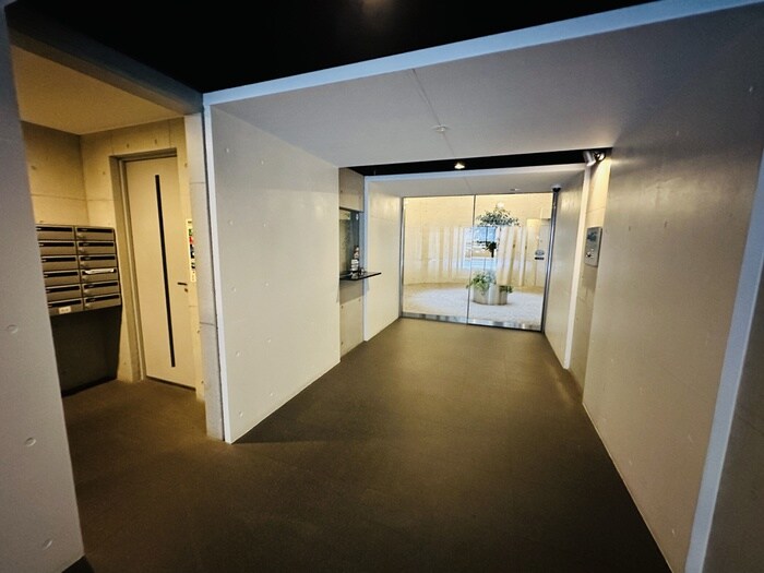 物件外観写真2　(エントランス部分)