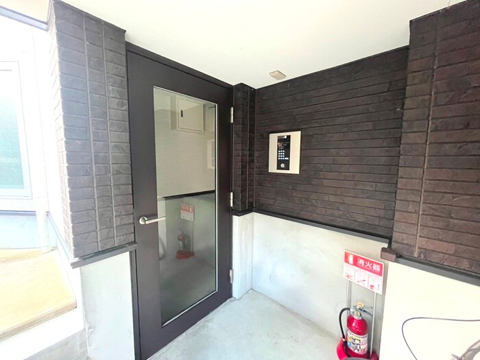 物件外観写真4　(エントランス部分)