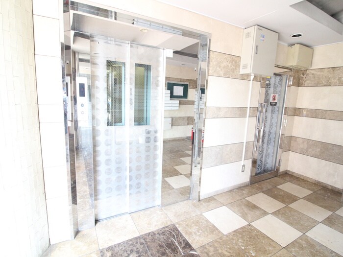 物件外観写真6　(エントランス部分)