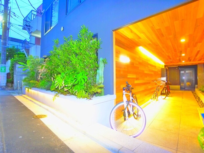 物件外観写真3　(エントランス部分)