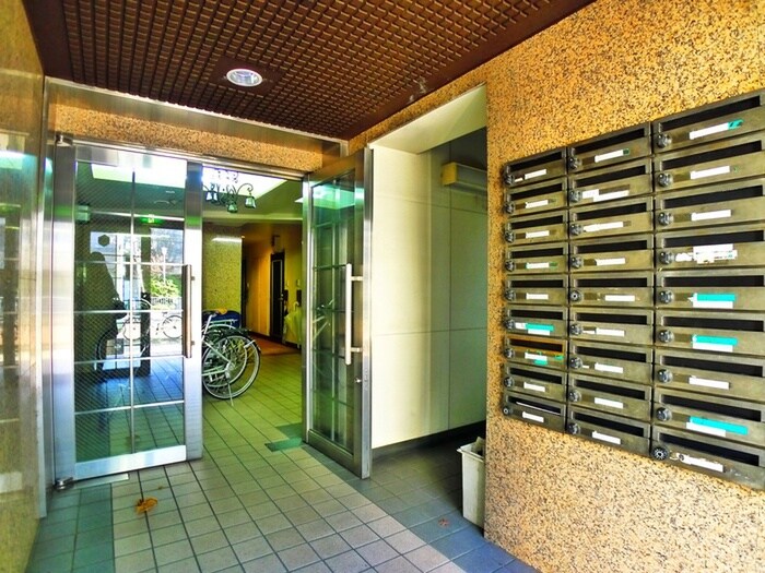 物件外観写真3　(エントランス部分)