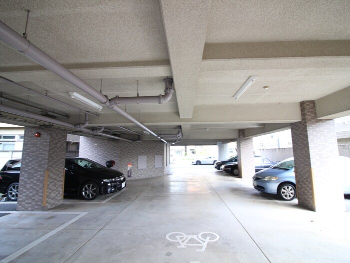 物件外観写真4　(駐車場)