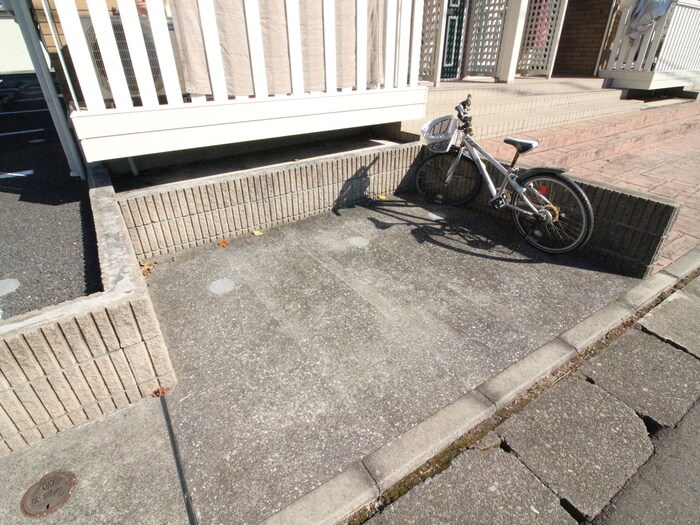 物件外観写真6　(駐輪場)