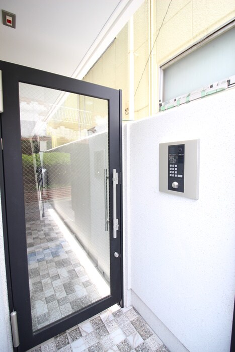 物件外観写真2　(エントランス部分)
