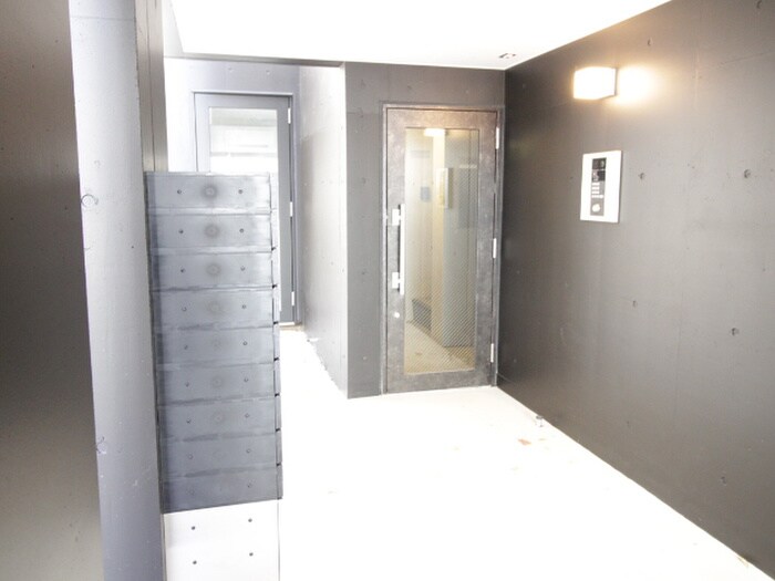 物件外観写真4　(エントランス部分)