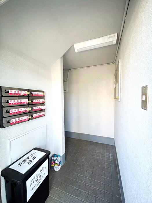 物件外観写真3　(エントランス部分)