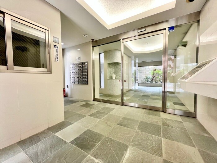 物件外観写真3　(エントランス部分)