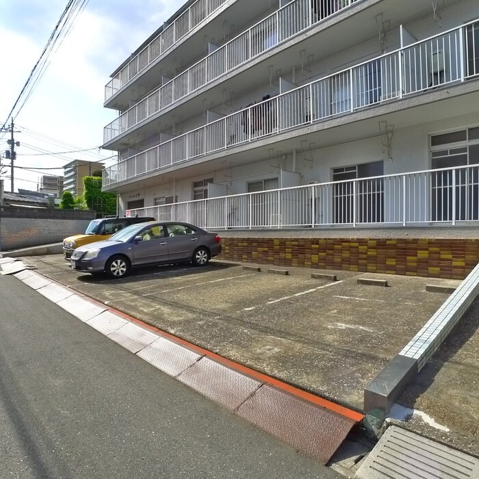 物件外観写真5　(駐車場)