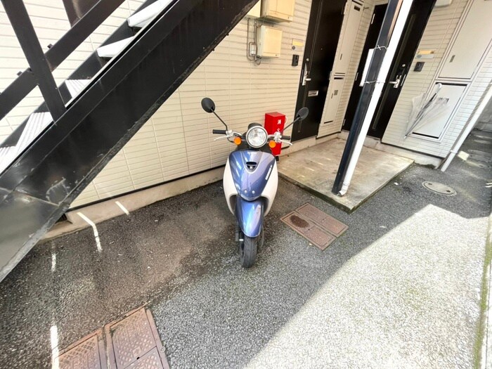 物件外観写真4　(バイク置き場)