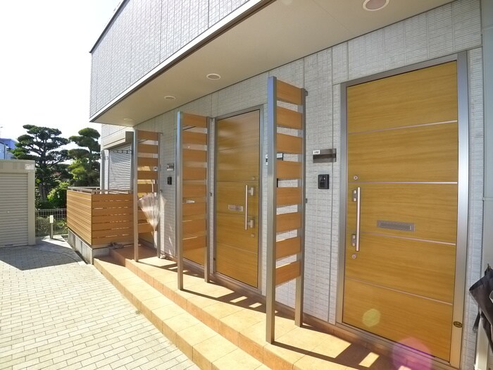 物件外観写真3　(エントランス部分)