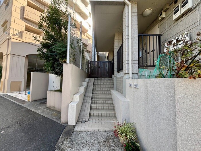 物件外観写真3　(エントランス部分)