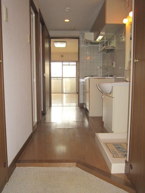 物件内観写真4　(玄関)