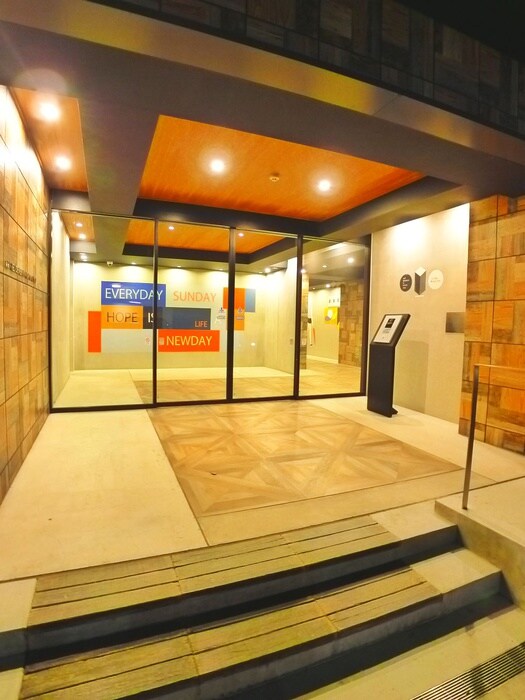 物件外観写真3　(エントランス部分)