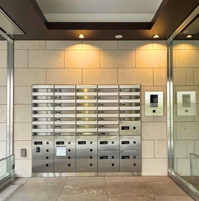 物件外観写真2　(エントランス部分)