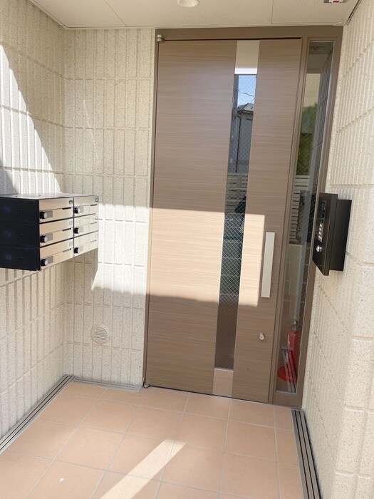 物件外観写真3　(エントランス部分)