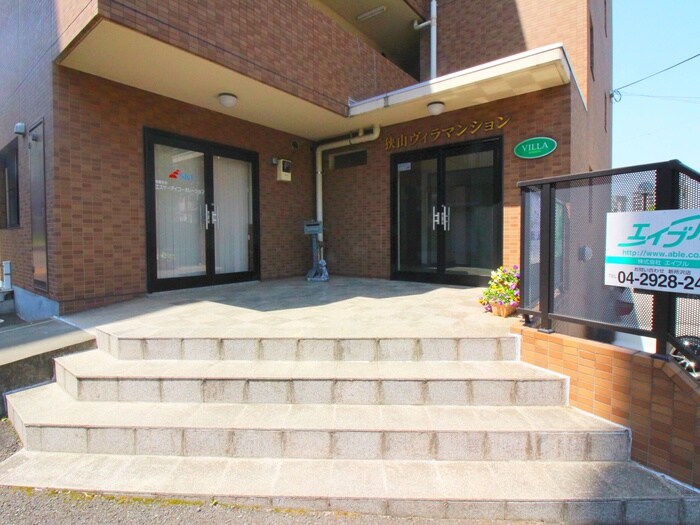 物件外観写真4　(エントランス部分)