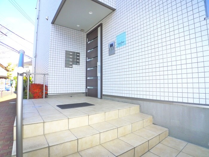 物件外観写真4　(エントランス部分)