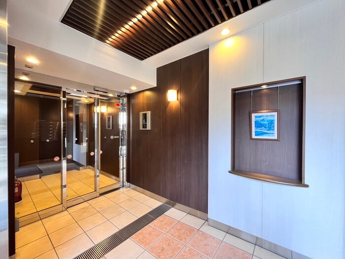 物件外観写真3　(エントランス部分)