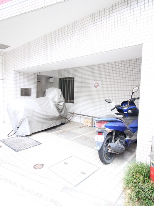 物件外観写真5　(バイク置き場)