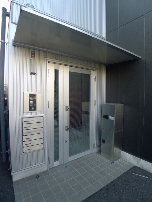 物件外観写真2　(エントランス部分)