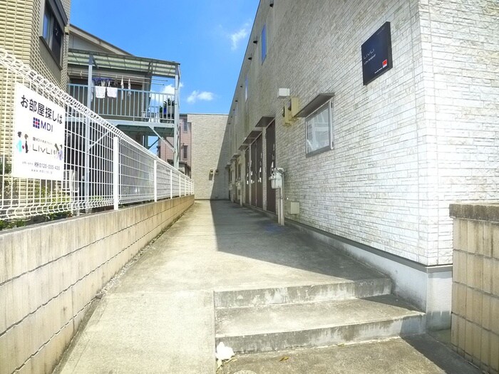 物件外観写真5　(エントランス部分)