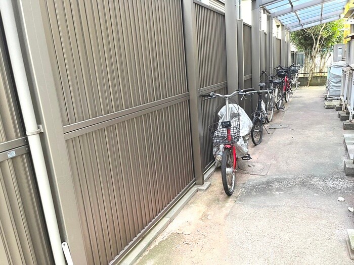 物件外観写真3　(駐輪場)