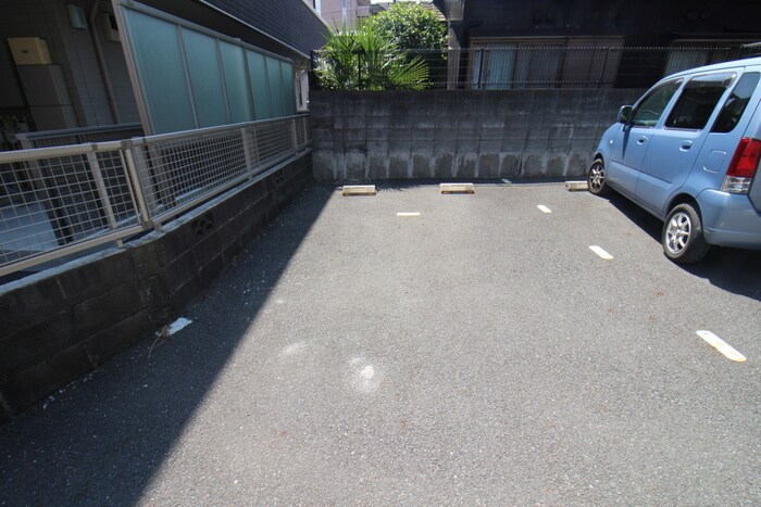 物件外観写真2　(駐車場)