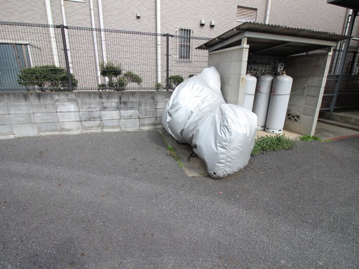 物件外観写真4　(バイク置き場)