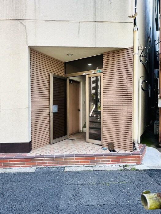 物件外観写真2　(エントランス部分)