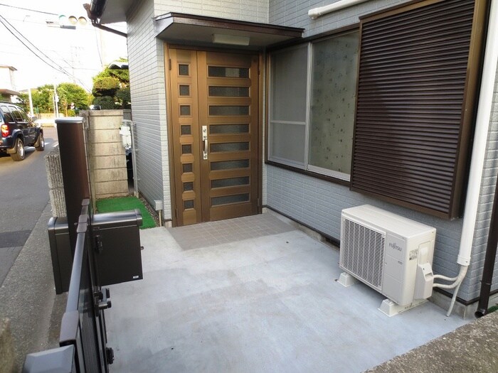 物件外観写真3　(エントランス部分)