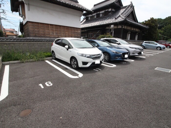 物件外観写真4　(駐車場)