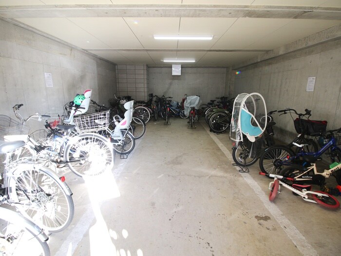 物件外観写真4　(駐輪場)