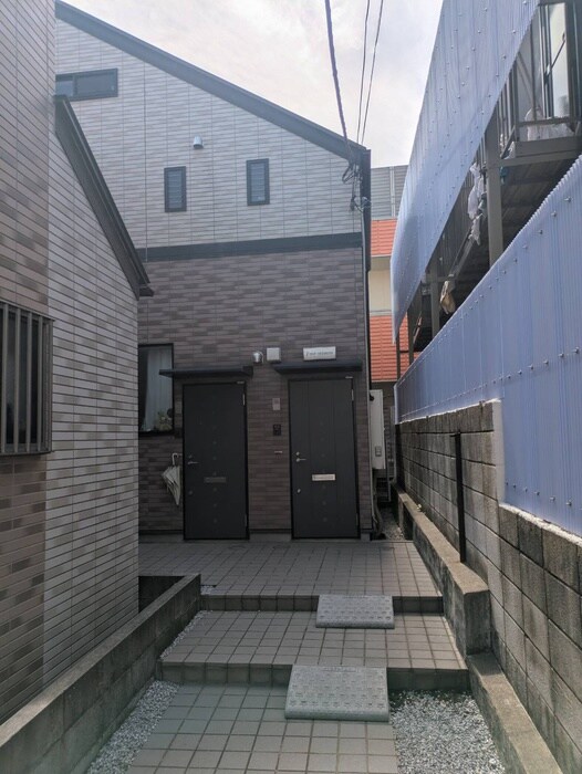 物件外観写真2　(エントランス部分)