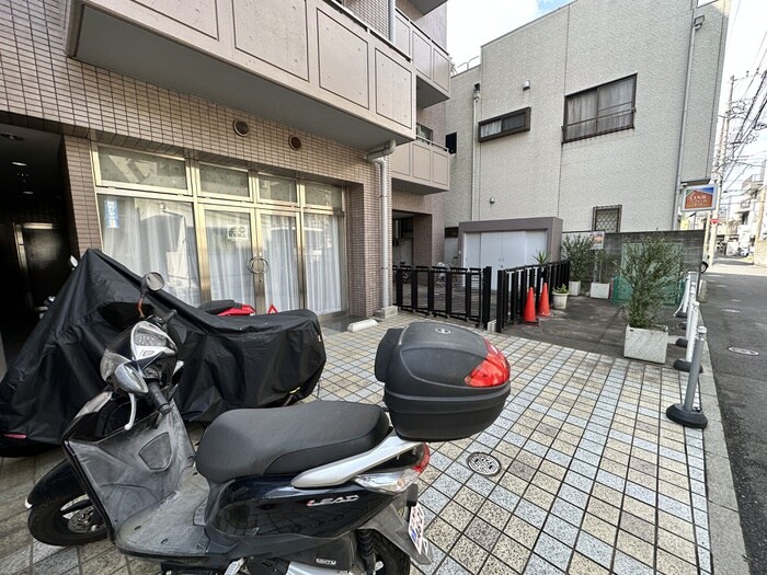 物件外観写真5　(バイク置き場)