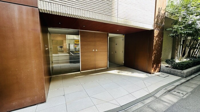 物件外観写真2　(エントランス部分)