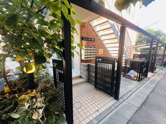 物件外観写真2　(エントランス部分)