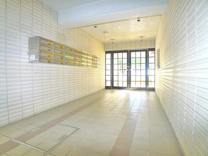 物件外観写真6　(エントランス部分)