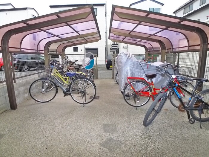 物件外観写真5　(バイク置き場)