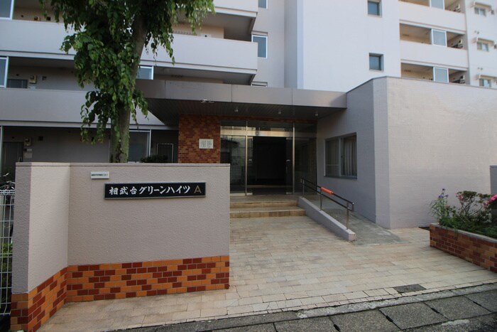 物件外観写真2　(エントランス部分)