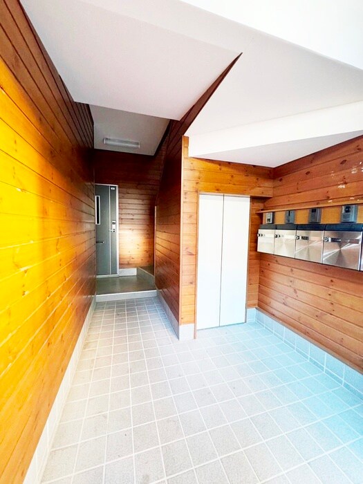 物件外観写真4　(エントランス部分)