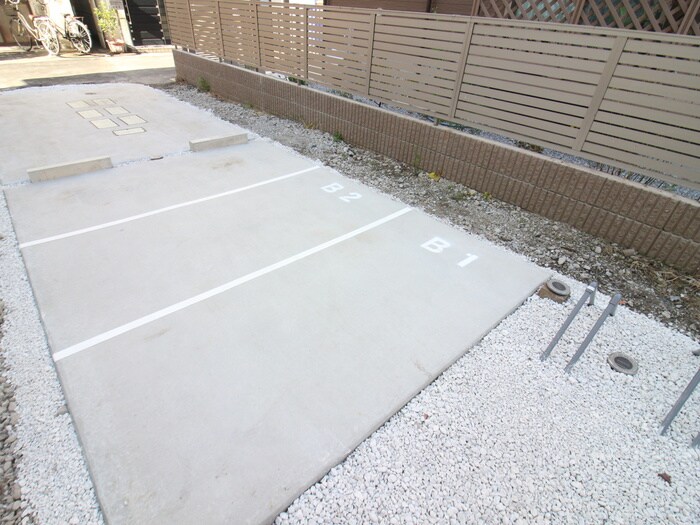 物件外観写真5　(バイク置き場)